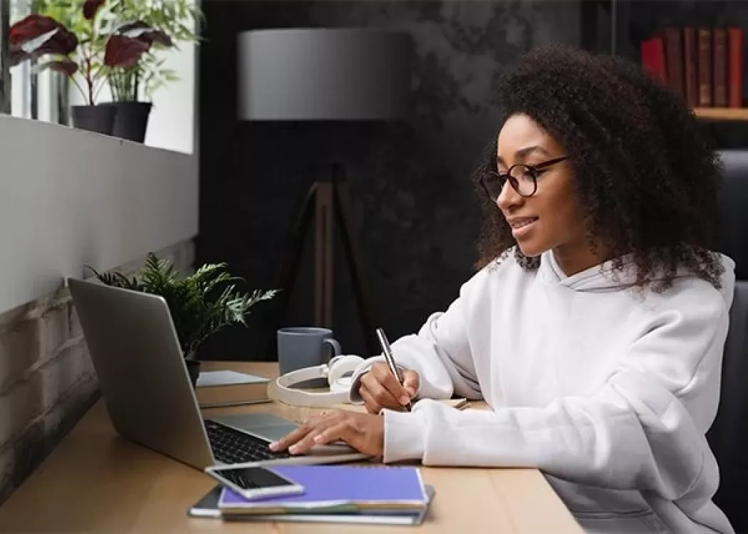 young teenager e-learning